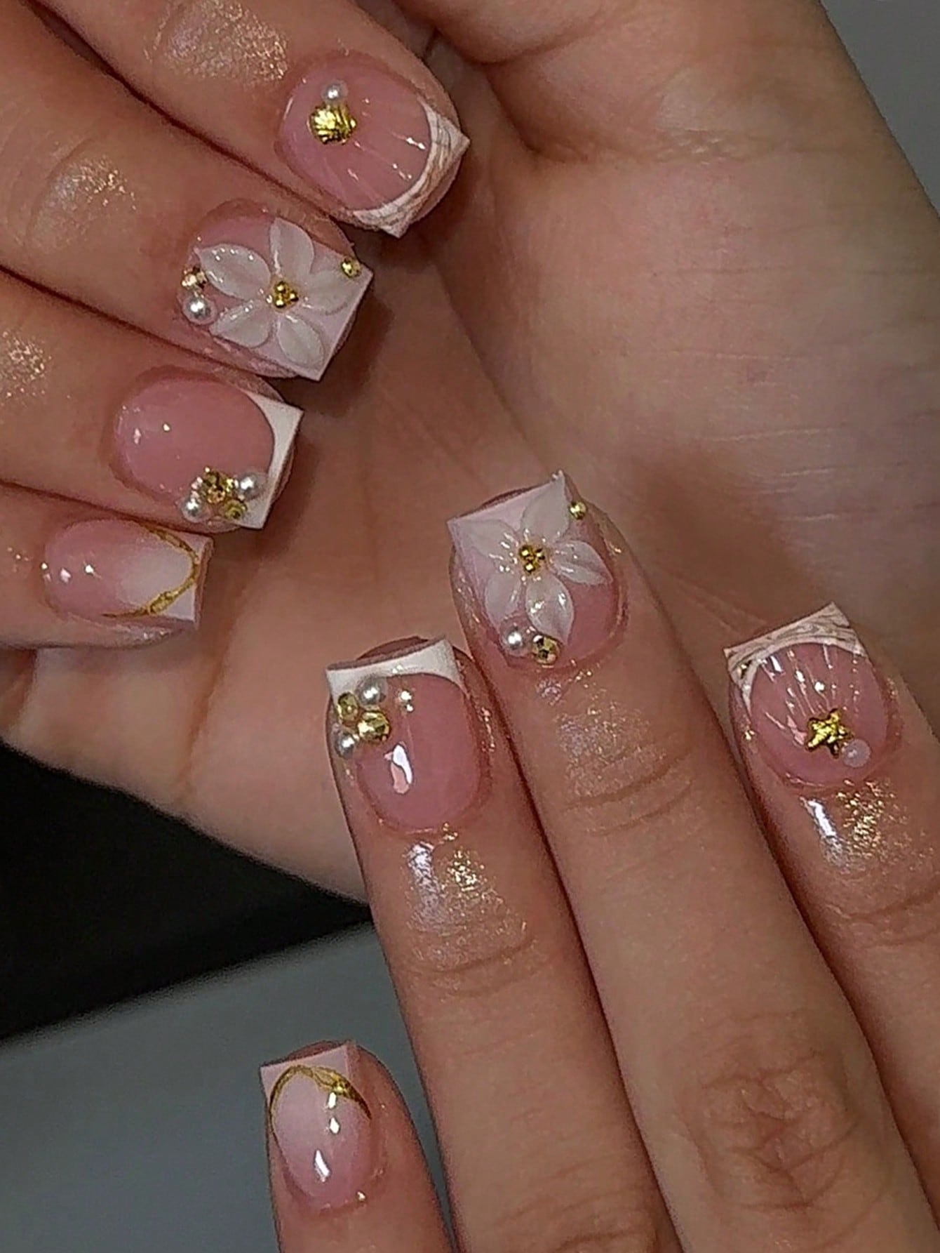 Nail Art Chrome - ชุดเล็บปลอมอะคริลิคแบบกดติด 24 ชิ้น ทรงสี่เหลี่ยมสั้น สีขาวลายดอกไม้ฝรั่งเศส พร้อมอุปกรณ์ตกแต่งเล็บเจลโครเมียมน่ารัก